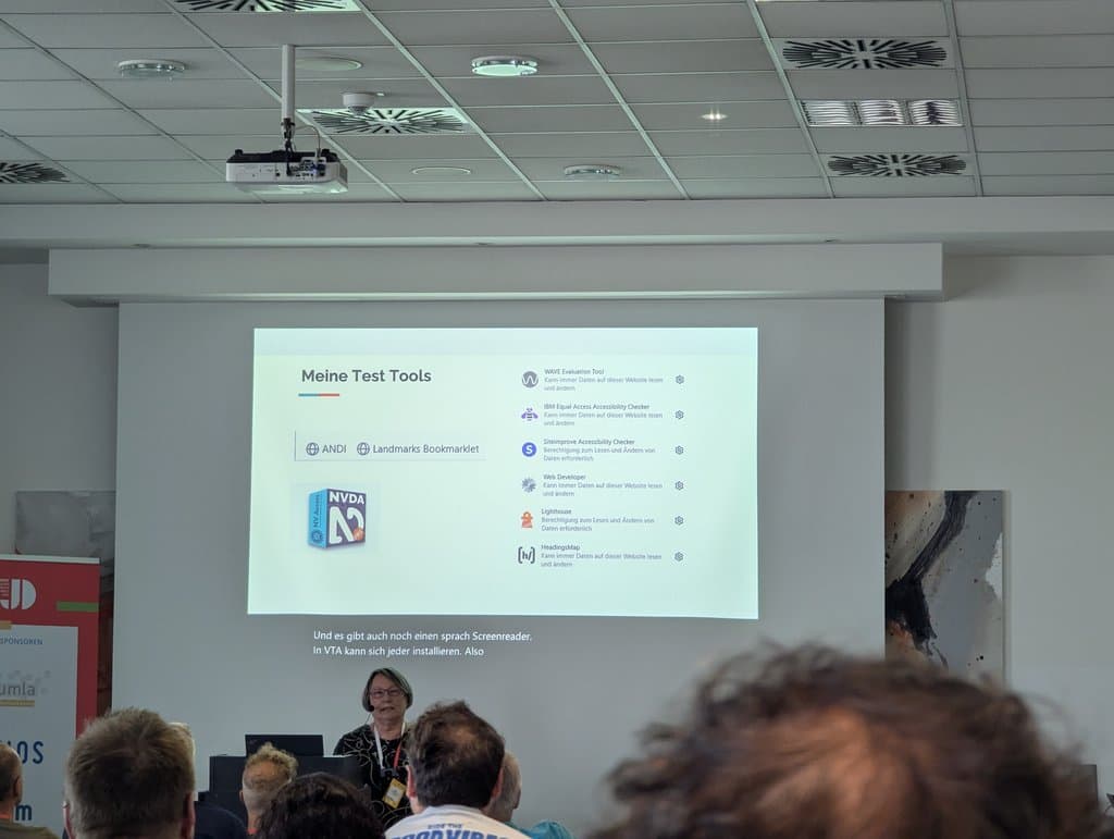 Christiane Maier-Stadtherr trägt zum Thema Barrierefreiheit vor und zeigt Werkzeuge vor.