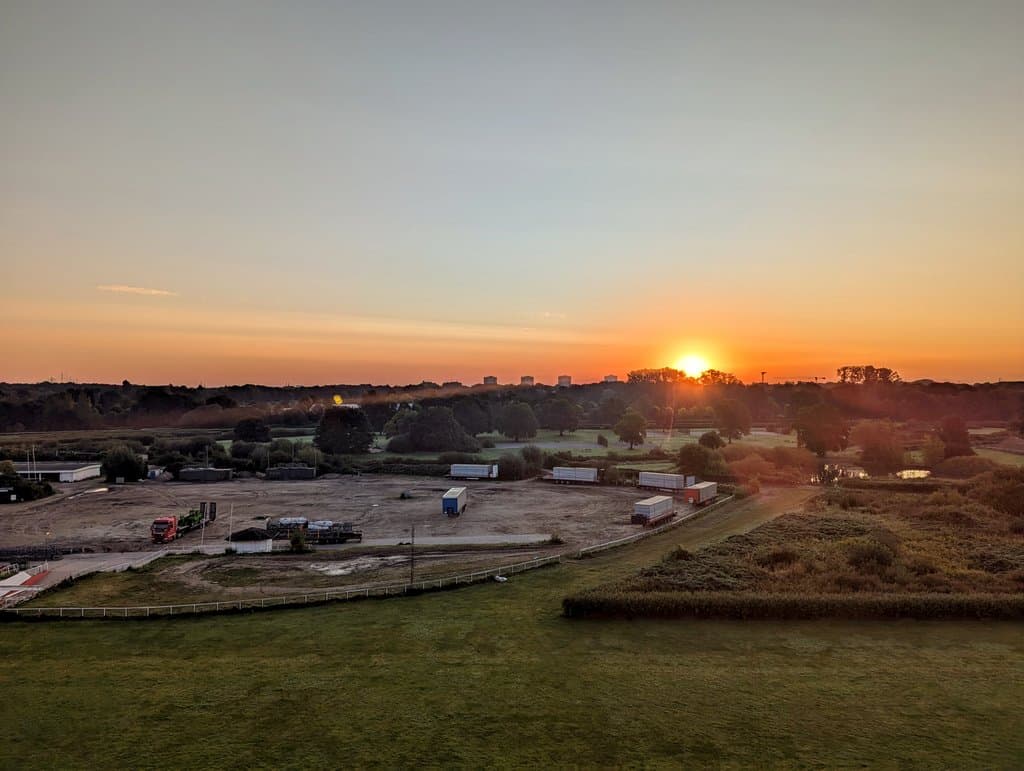 Sonnenaufgang über der Rennbahn am Hotel